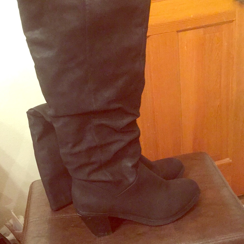 CUTE BLACK KNEE HIGH BOOTS